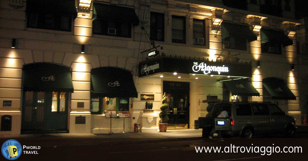 ingresso dell'hotel Algoquin di sera