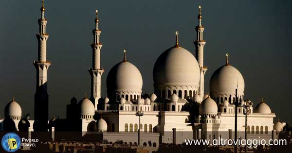 Veduta della Grande Moschea di Abu Dhabi