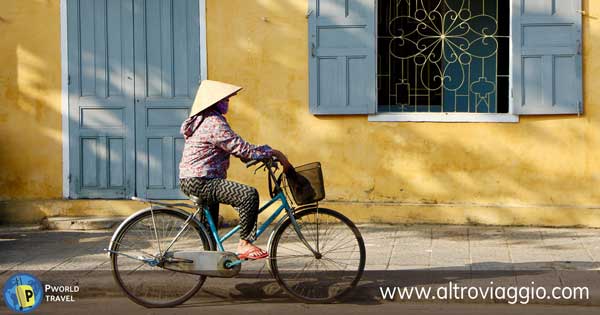 Donna vietnamita in bicicletta ad Hanoi