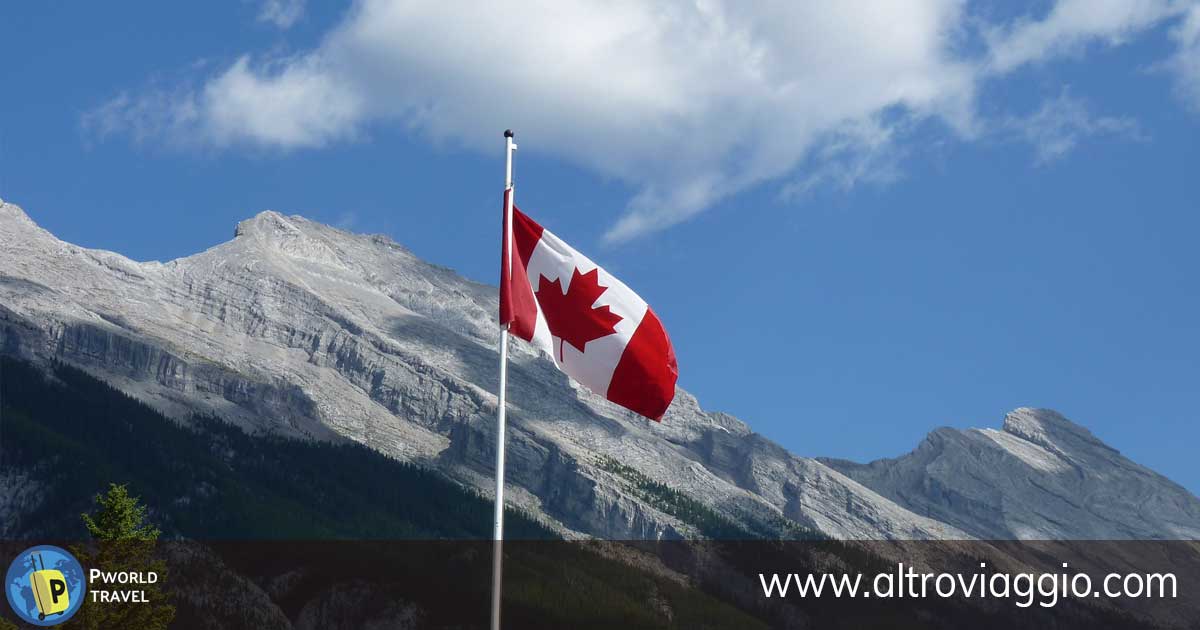 panorama montagna con la bandiera canadese in primo piano