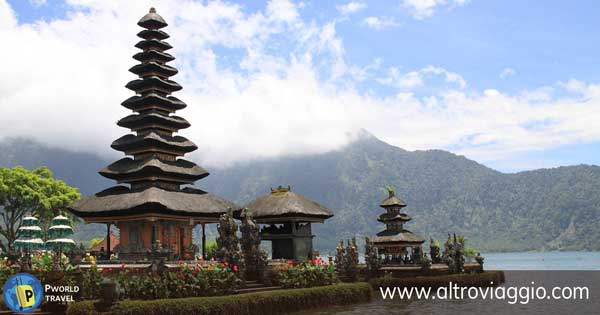 Tempio di Tanah Lot a Bali